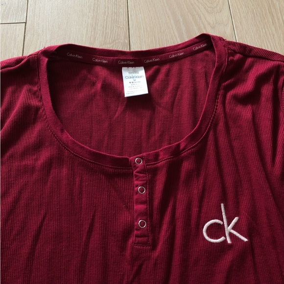 Calvin Klein Henley Neck Logo Embroidered Ribbed Long Sleeve Top in Burgundy M - Picture 5 of 10